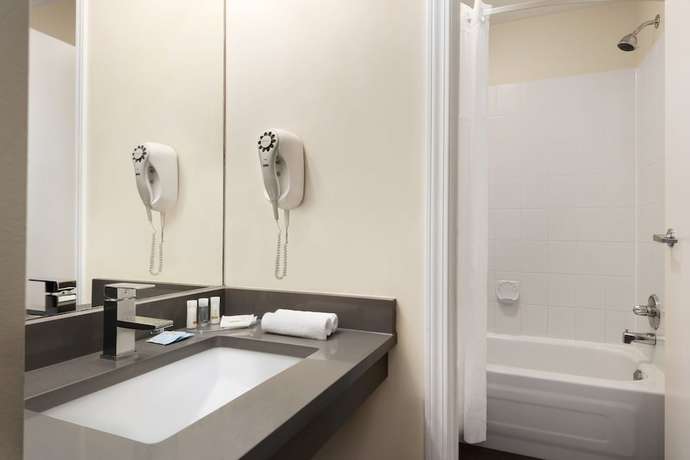 Imagen de la habitación del Hotel Days Inn By Wyndham Kelowna. Foto 5