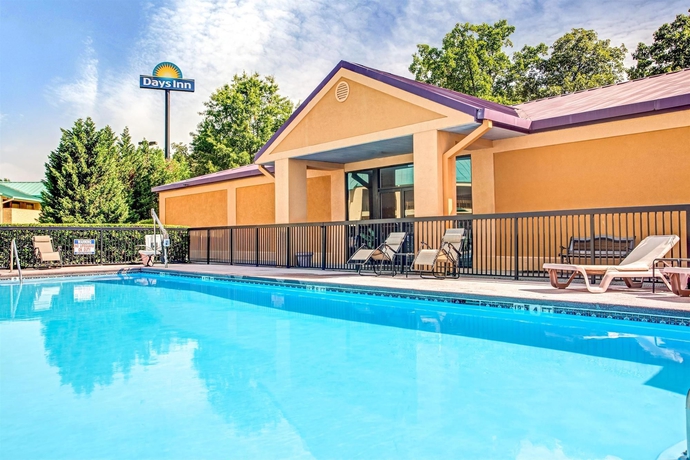 Imagen de la piscina del Hotel Days Inn By Wyndham Kennesaw. Foto 15