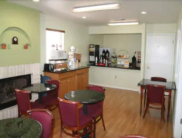 Imagen de los interiores del Hotel Days Inn By Wyndham Kerrville. Foto 18