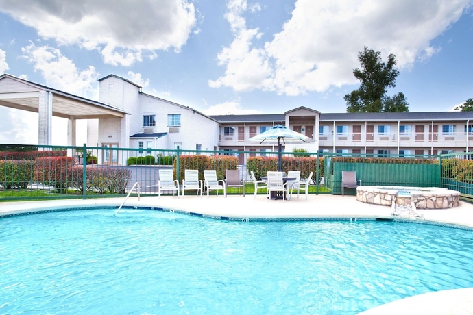 Imagen de la piscina del Hotel Days Inn By Wyndham Kerrville. Foto 19