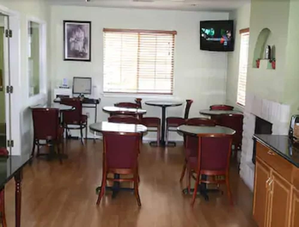 Imagen del bar/restaurante del Hotel Days Inn By Wyndham Kerrville. Foto 2