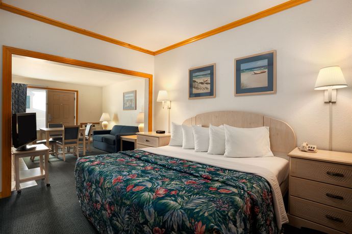 Imagen de la piscina del Hotel Days Inn By Wyndham Kill Devil Hills Oceanfront - Wilbur. Foto 16