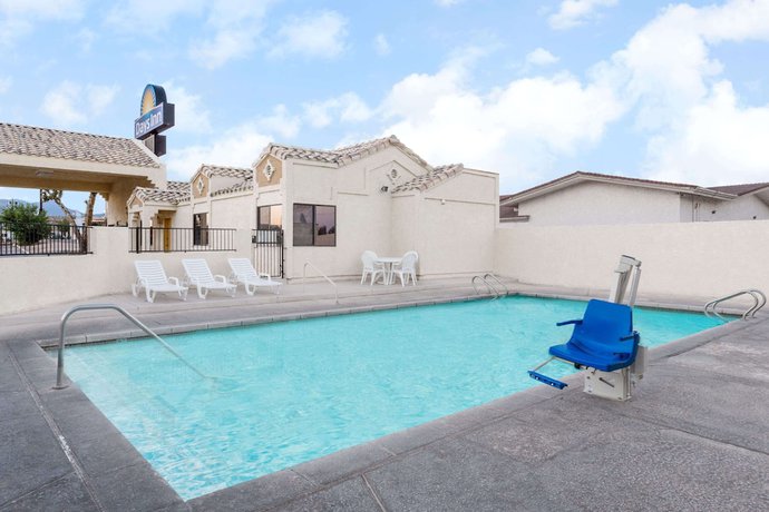 Imagen de la piscina del Hotel Days Inn By Wyndham Kingman West. Foto 19