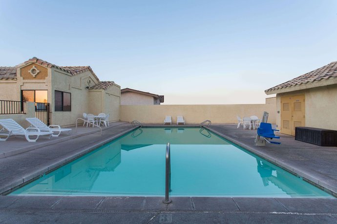 Imagen de la piscina del Hotel Days Inn By Wyndham Kingman West. Foto 20
