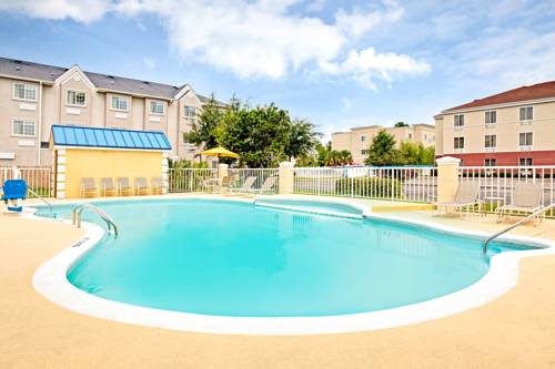 Imagen de la piscina del Hotel Days Inn By Wyndham Kingsland Ga. Foto 15