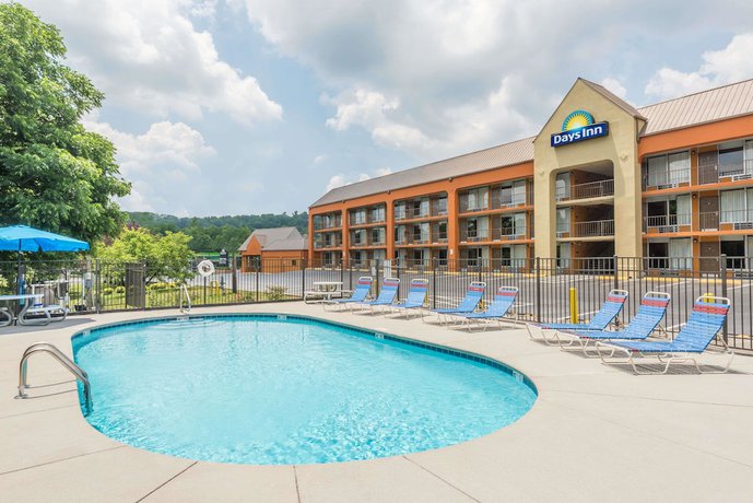 Imagen de la piscina del Hotel Days Inn By Wyndham Knoxville East. Foto 14