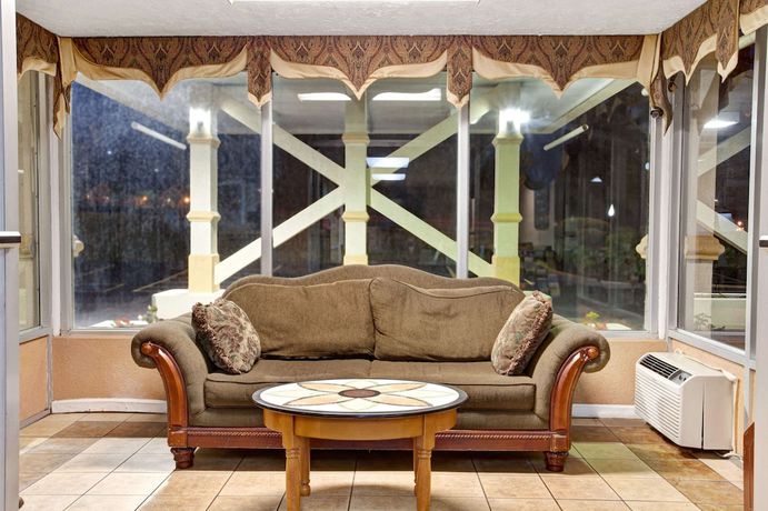 Imagen de los interiores del Hotel Days Inn By Wyndham Knoxville West. Foto 11