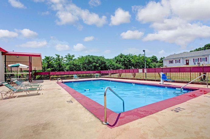 Imagen de la piscina del Hotel Days Inn By Wyndham Knoxville West. Foto 13
