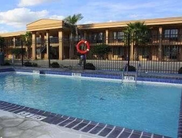 Imagen de la piscina del Hotel Days Inn By Wyndham Lake Charles. Foto 10