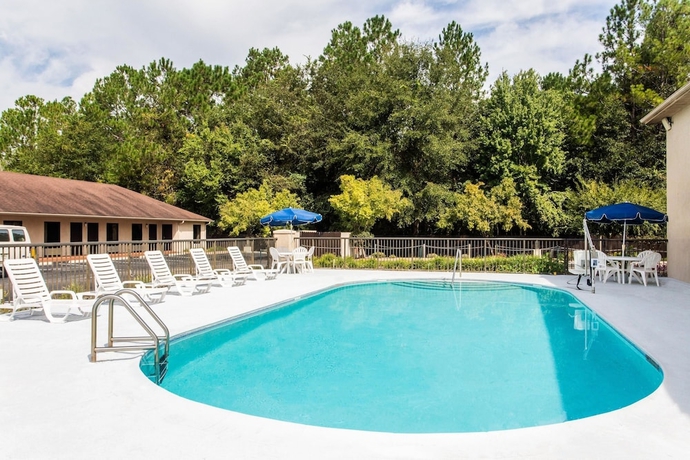 Imagen de la piscina del Hotel Days Inn By Wyndham Lake City I-10. Foto 17