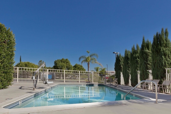 Imagen de la piscina del Hotel Days Inn By Wyndham Lathrop. Foto 19
