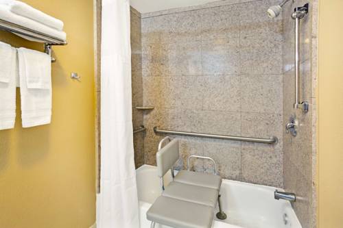 Imagen de la habitación del Hotel Days Inn By Wyndham Lawrenceville. Foto 9