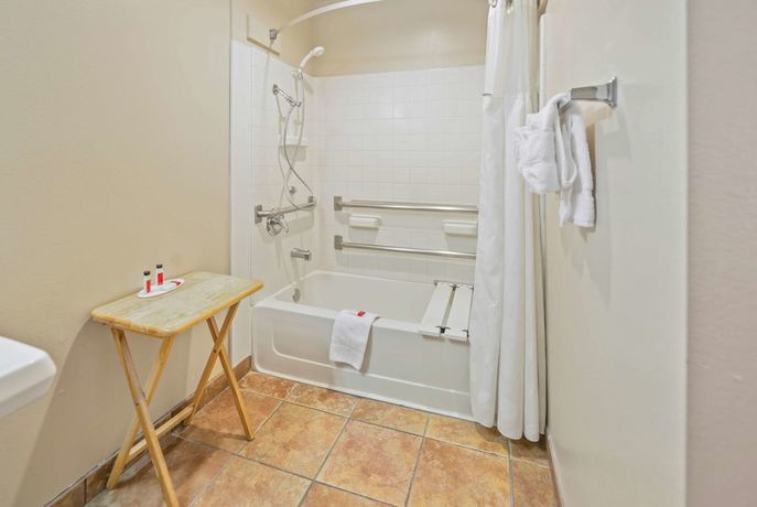 Imagen de la habitación del Hotel Days Inn By Wyndham Lebec. Foto 12