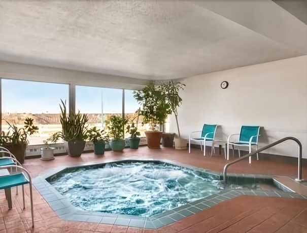 Imagen de la piscina del Hotel Days Inn By Wyndham Lethbridge. Foto 18