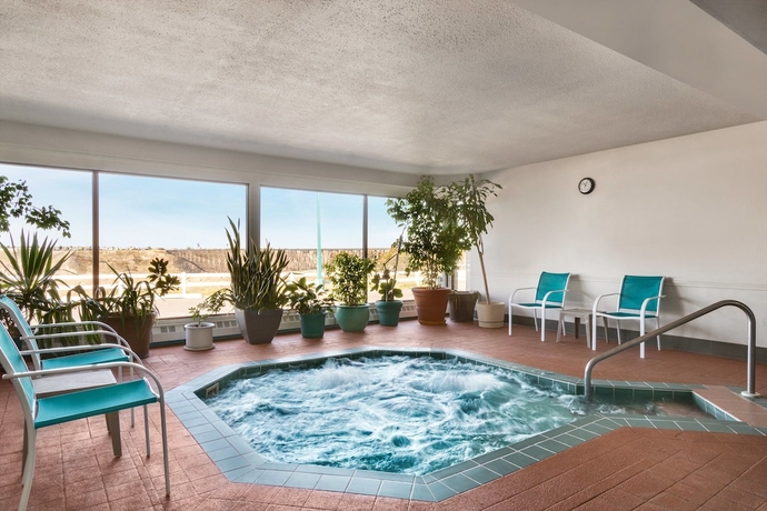 Imagen de la piscina del Hotel Days Inn By Wyndham Lethbridge. Foto 19