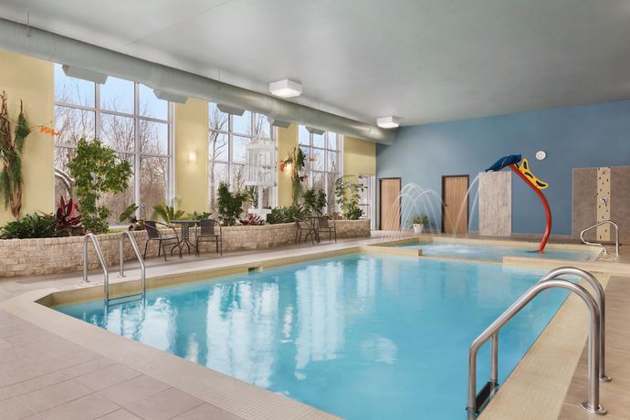 Imagen de la piscina del Hotel Days Inn By Wyndham Levis. Foto 17