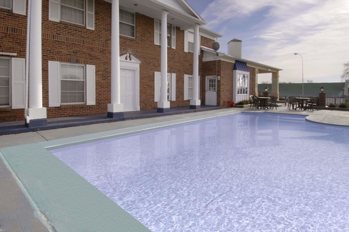 Imagen de la piscina del Hotel Days Inn By Wyndham Liberty/ne Kansas City. Foto 10