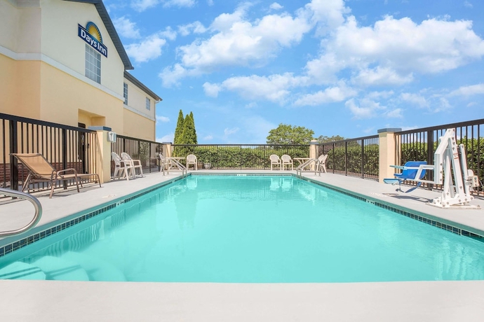 Imagen de la piscina del Hotel Days Inn By Wyndham Lincoln, Lincoln. Foto 15