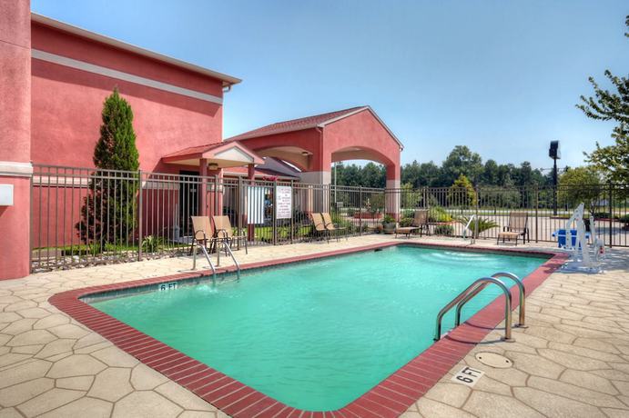 Imagen de la piscina del Hotel Days Inn By Wyndham Lumberton. Foto 13