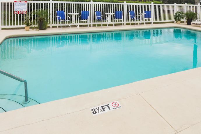 Imagen de la piscina del Hotel Days Inn By Wyndham Madison. Foto 19