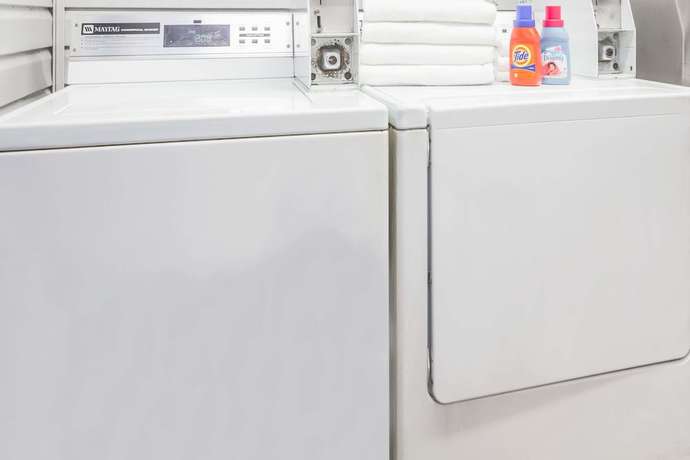 Imagen de los interiores del Hotel Days Inn By Wyndham Madison. Foto 15