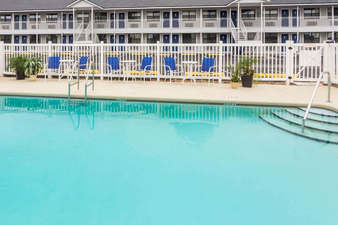 Imagen de la piscina del Hotel Days Inn By Wyndham Madison, Madison. Foto 20