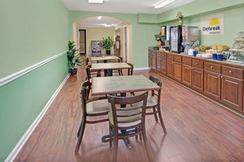 Imagen del bar/restaurante del Hotel Days Inn By Wyndham Marietta White Water. Foto 3