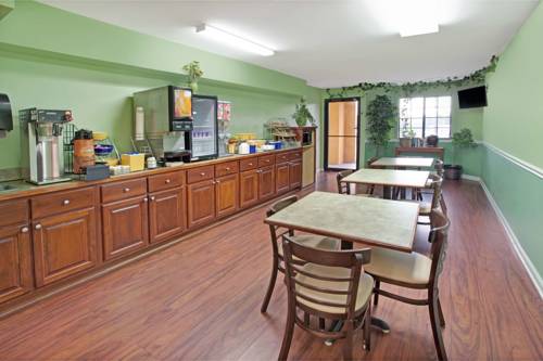 Imagen del bar/restaurante del Hotel Days Inn By Wyndham Marietta White Water. Foto 4
