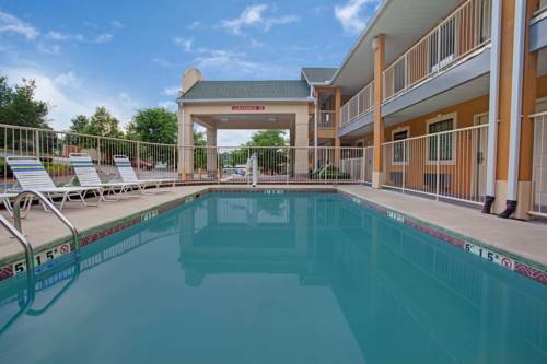 Imagen de la piscina del Hotel Days Inn By Wyndham Marietta White Water. Foto 15