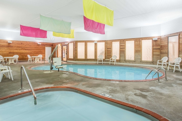 Imagen de la piscina del Hotel Days Inn By Wyndham Marquette. Foto 14