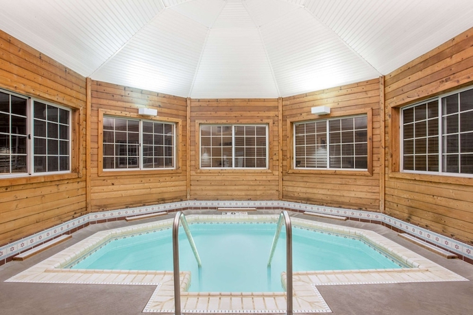 Imagen de la piscina del Hotel Days Inn By Wyndham Marquette. Foto 15