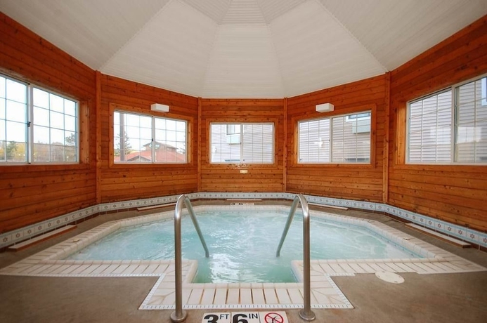 Imagen de la piscina del Hotel Days Inn By Wyndham Marquette. Foto 19