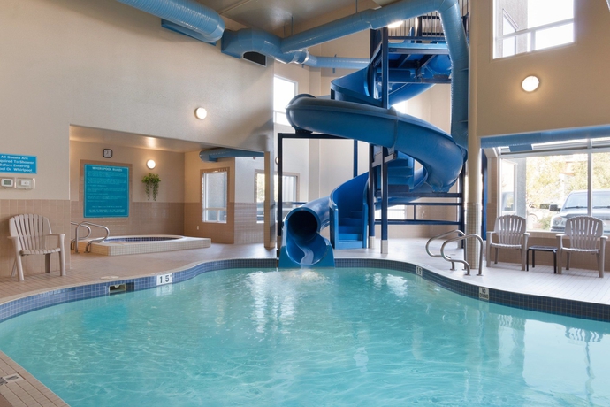 Imagen de la piscina del Hotel Days Inn By Wyndham Medicine Hat. Foto 16