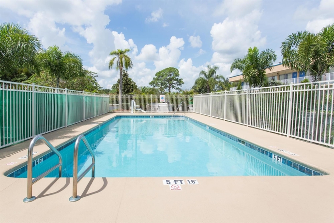 Imagen de la piscina del Hotel Days Inn By Wyndham Melbourne. Foto 11