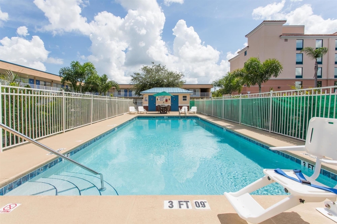 Imagen de la piscina del Hotel Days Inn By Wyndham Melbourne. Foto 12