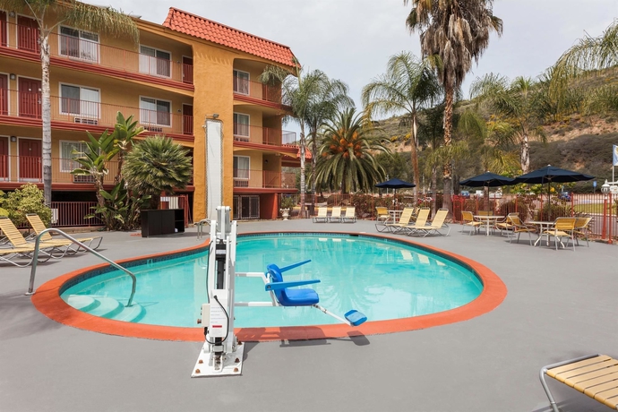 Imagen de la piscina del Hotel Days Inn By Wyndham Mission Valley/sdsu. Foto 15