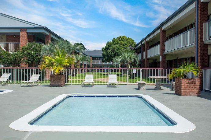 Imagen de la piscina del Hotel Days Inn By Wyndham Mobile I-65. Foto 19