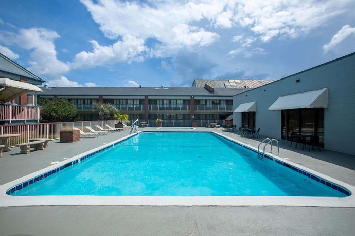 Imagen de la piscina del Hotel Days Inn By Wyndham Mobile I-65. Foto 20
