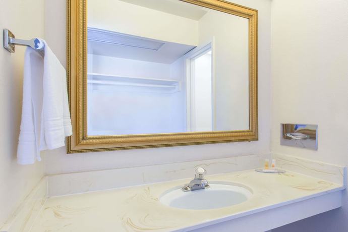 Imagen de la habitación del Hotel Days Inn By Wyndham Modesto. Foto 8