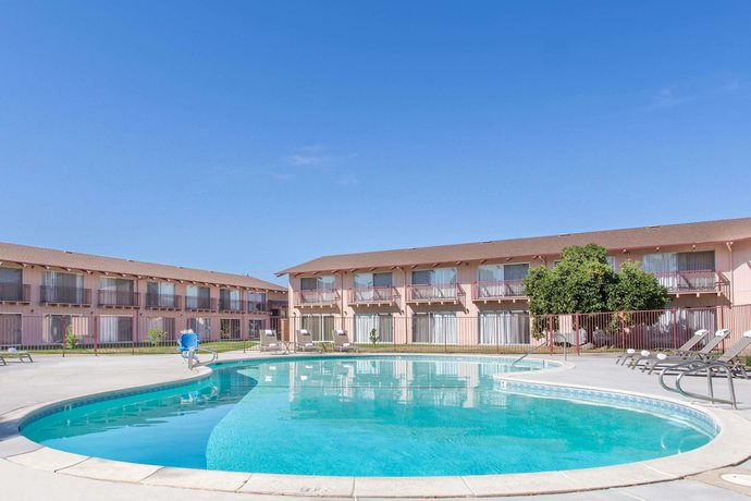 Imagen de la piscina del Hotel Days Inn By Wyndham Modesto. Foto 19