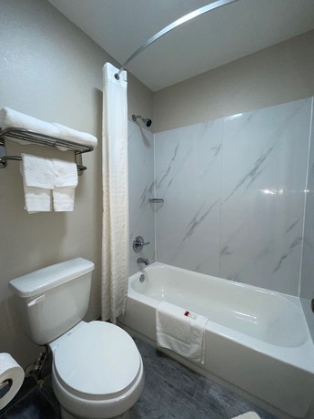 Imagen de la habitación del Hotel Days Inn By Wyndham Monroe. Foto 5