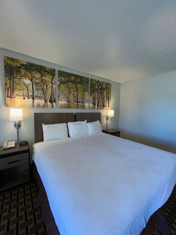 Imagen de la habitación del Hotel Days Inn By Wyndham Monroe. Foto 7