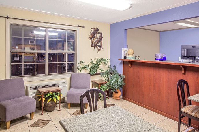 Imagen de los interiores del Hotel Days Inn By Wyndham Monroe. Foto 9