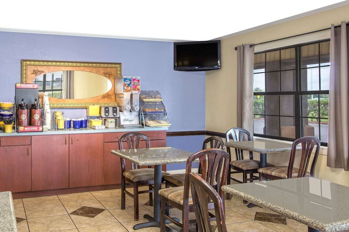 Imagen del bar/restaurante del Hotel Days Inn By Wyndham Monroe. Foto 3