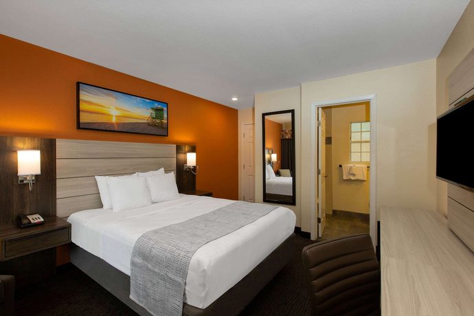 Imagen de la habitación del Hotel Days Inn By Wyndham Monterey-fisherman's Wharf Aquarium. Foto 7