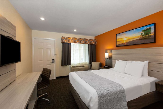 Imagen de la habitación del Hotel Days Inn By Wyndham Monterey-fisherman's Wharf Aquarium. Foto 10