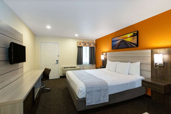 Imagen de la habitación del Hotel Days Inn By Wyndham Monterey-fisherman's Wharf Aquarium. Foto 13