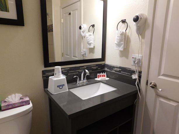 Imagen de la habitación del Hotel Days Inn By Wyndham Monterey-fisherman's Wharf Aquarium. Foto 18