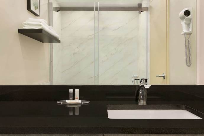 Imagen de la habitación del Hotel Days Inn By Wyndham Montreal East. Foto 14