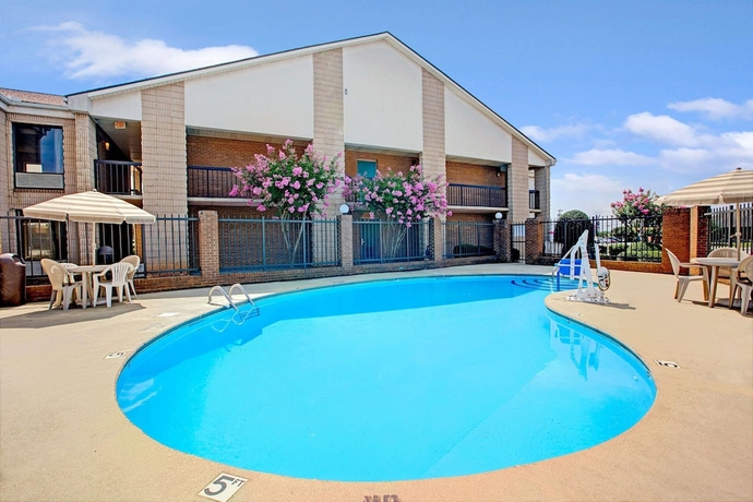 Imagen de la piscina del Hotel Days Inn By Wyndham Mooresville Lake Norman. Foto 14